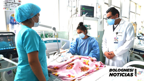 Médicos salvan a bebé de 8 meses que se tragó pila de su muñeca