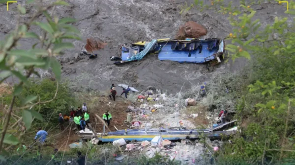 Áncash: bus de Express Conchucos cae al río y deja seis muertos