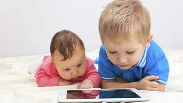 La OMS lo advierte: bebés menores de un año no deben ver TV ni celulares