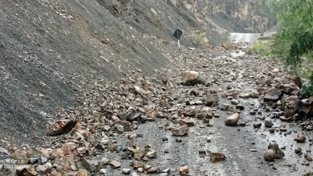 Derrumbes y bloqueo de carreteras en la provincia de Pallasca, Áncash, por intensas lluvias.