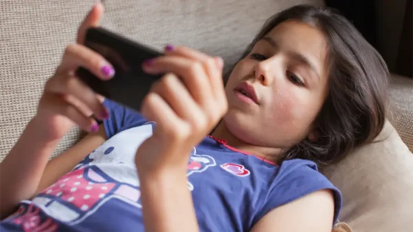 Celulares y miopia infantil afectan la visión de niños en edad escolar