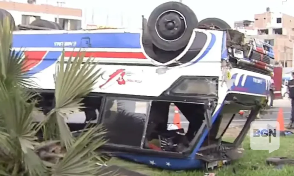 Tragedia en Lima Norte: volcadura de cúster deja tres muertos y ocho heridos