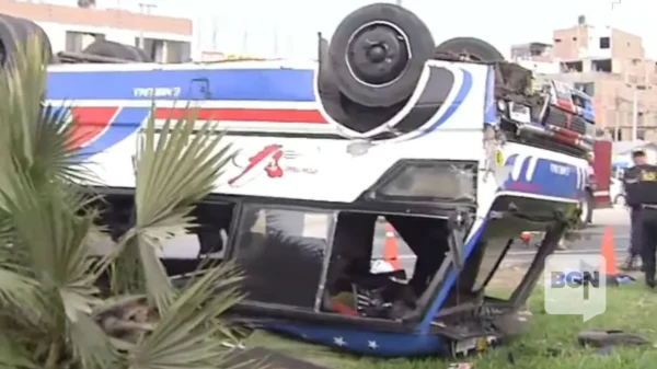 Tragedia en Lima Norte: volcadura de cúster deja tres muertos y ocho heridos
