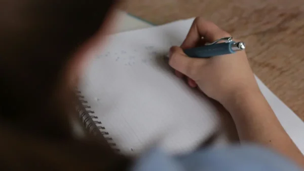 Escritura a mano vs. tecnología: legado en riesgo de desaparecer