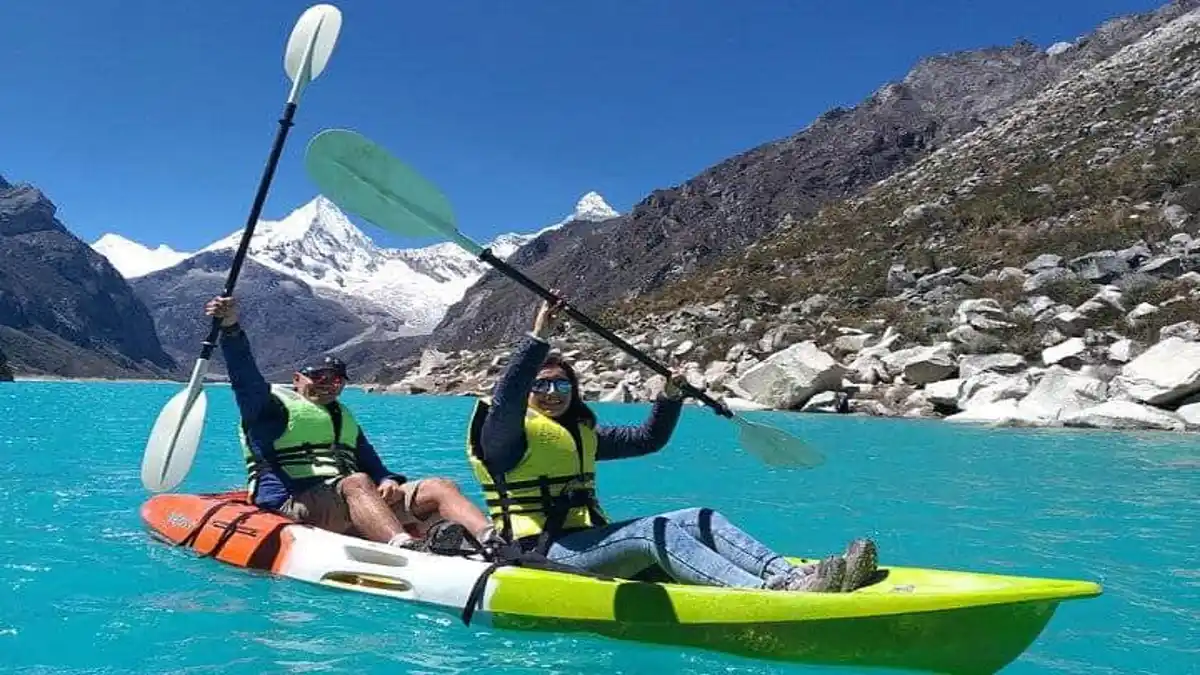 Turistas practican kayak como parte de los deportes de aventura en Áncash