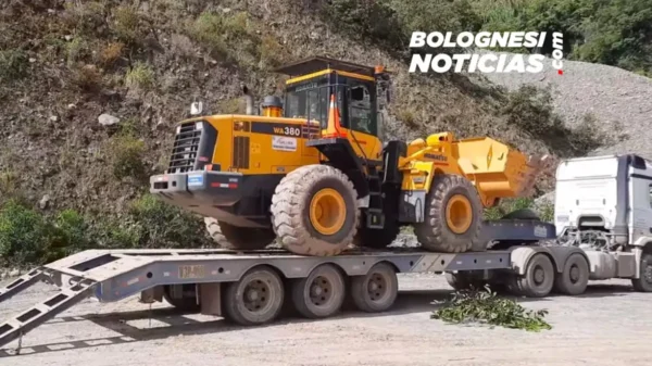 Cargador frontal abandonado y red vial Pallasca se cae a pedazos