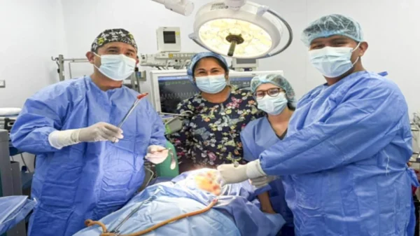 EsSalud salva a adulto mayor que se tragó su dentadura postiza