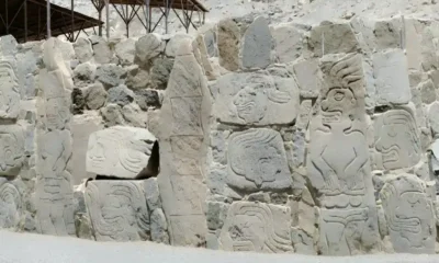 Relieves del Sechín arqueológico que muestran escenas de poder, guerra y sacrificios en Áncash