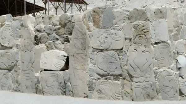 Relieves del Sechín arqueológico que muestran escenas de poder, guerra y sacrificios en Áncash