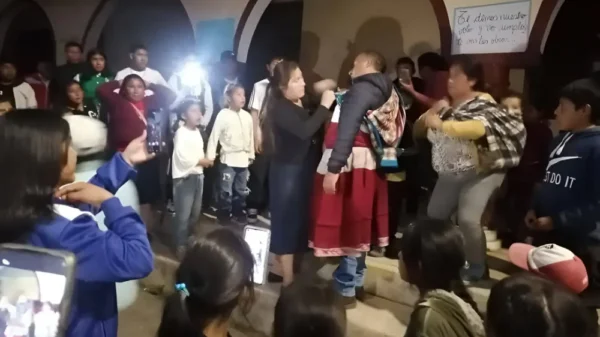 ¡Chingalpo se levanta! Visten al alcalde con polleras por promesas incumplidas