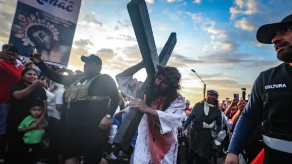«Cristo cholo» conmueve Lima en emotivo vía crucis en el cerro San Cristóbal