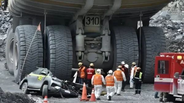 ¡Accidente en Antamina! Volquete aplasta camioneta y deja dos muertos