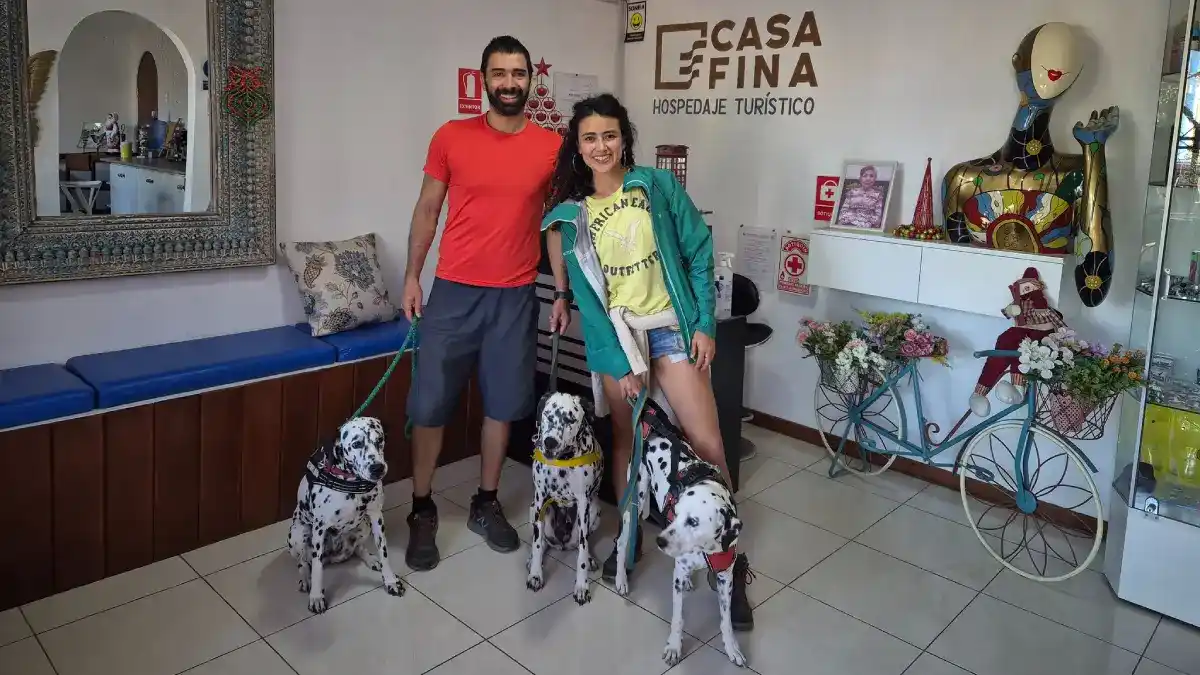 Sala de estar del hospedaje CasaFina en Huarmey, una de las mejores opciones para alojarse cerca de la playa Tuquillo