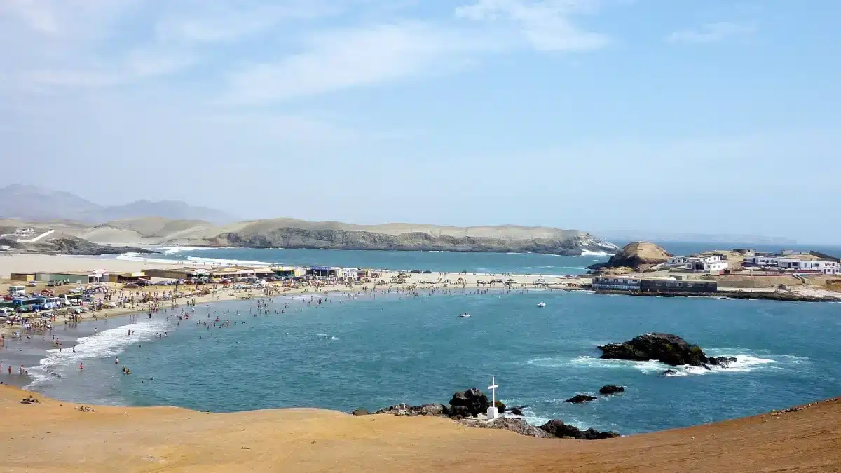 Vista panorámica de la playa Tuquillo en Huarmey Áncash con aguas turquesa y bahía tranquila