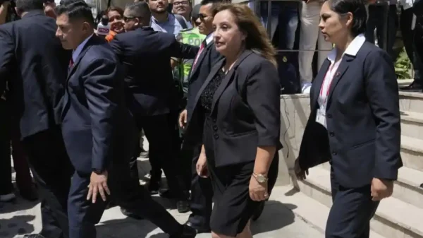 Dina Boluarte cambia ministros en plena crisis por inseguridad