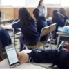 Congreso aprueba ley que limita celulares en colegios: esto cambia desde ahora