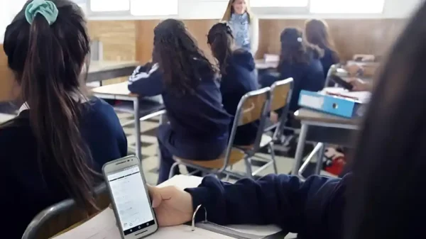 Congreso aprueba ley que limita celulares en colegios: esto cambia desde ahora
