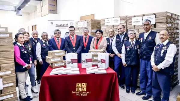 Poder Judicial fortalece labor de jueces de paz con entrega histórica de libros notariales