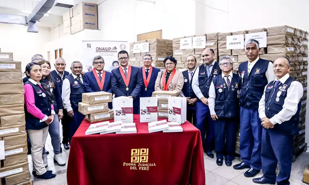 Poder Judicial fortalece labor de jueces de paz con entrega histórica de libros notariales