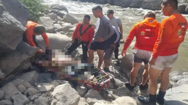 Brigada de rescate UNEME de Chimbote halla cuerpo de pirotécnico desaparecido