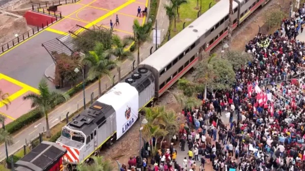 Descarrila vagón del tren Lima-Chosica y empaña su presentación oficial