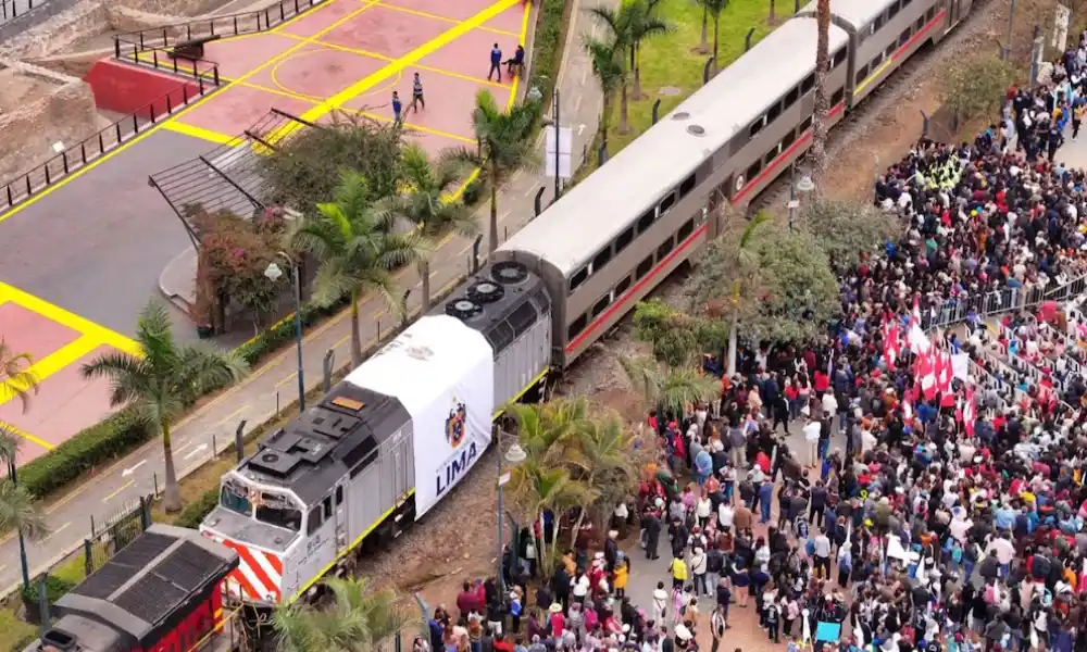 Descarrila vagón del tren Lima-Chosica y empaña su presentación oficial