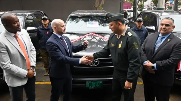 Estados Unidos refuerza lucha antidrogas en Perú con donación de camionetas a la PNP