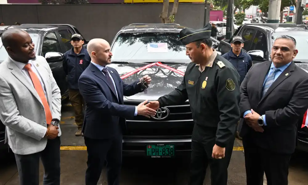 Estados Unidos refuerza lucha antidrogas en Perú con donación de camionetas a la PNP
