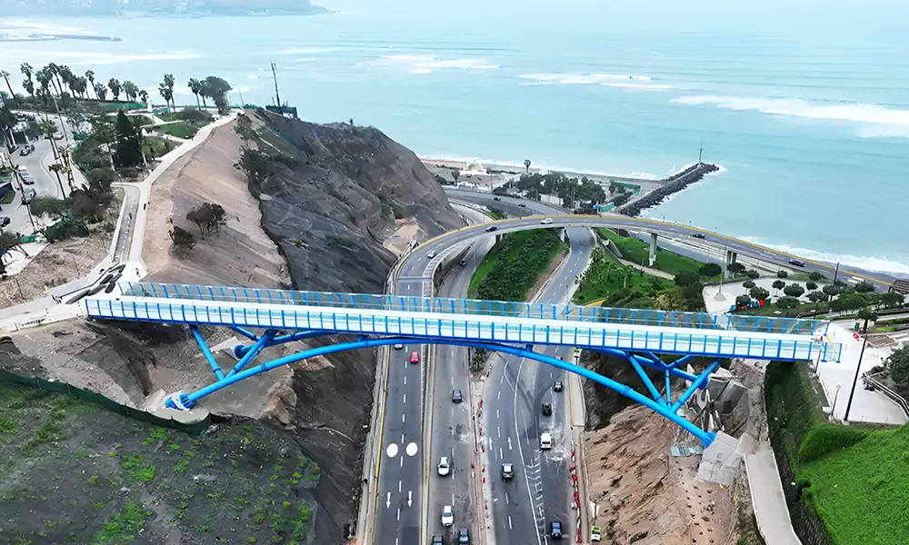 Lima inaugura puente turístico entre Miraflores y Barranco