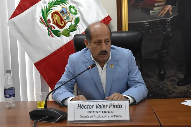 Tránsfuga Héctor Valer Pinto, por ahora, miembro de «Somos Perú».