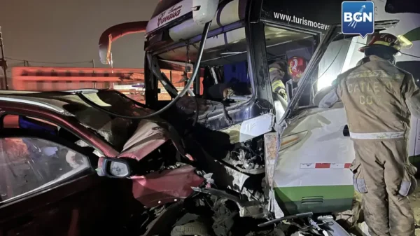 Policía fallece tras brutal choque entre camioneta y bus en Panamericana Norte