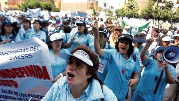 14 000 enfermeras paralizan EsSalud: salud bajo presión