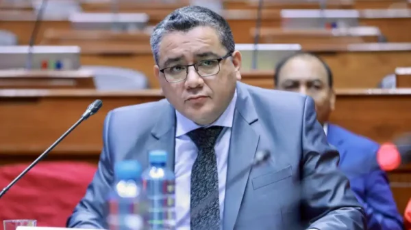 35 congresistas exigen salida inmediata del ministro Santiváñez