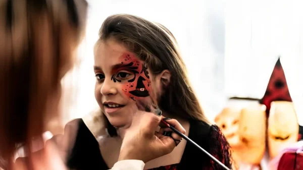 Caritas pintadas con plomo amenazan la salud infantil en Halloween