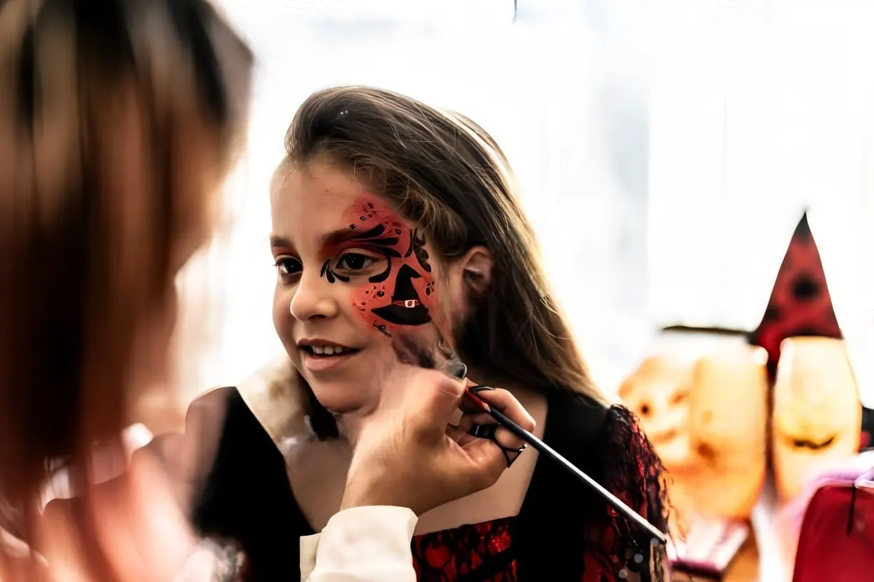 Caritas pintadas con plomo amenazan la salud infantil en Halloween