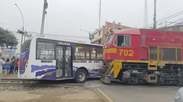 Choque entre bus y tren deja diez heridos en El Agustino
