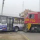 Choque entre bus y tren deja diez heridos en El Agustino