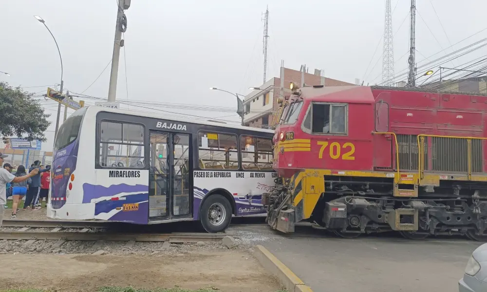 Choque entre bus y tren deja diez heridos en El Agustino