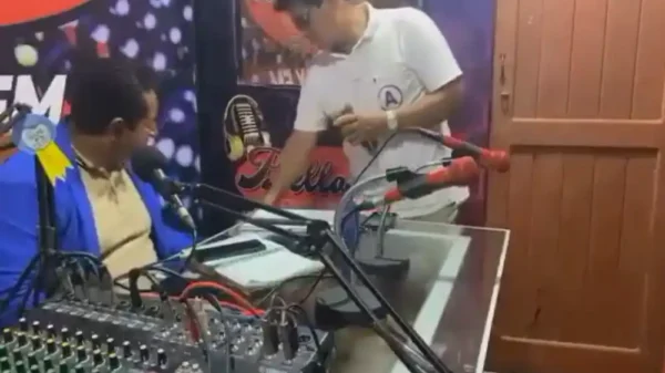 Captan a precandidato de APP entregando dinero a locutor radial en vivo