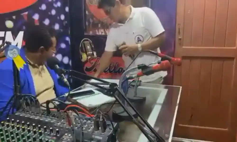 Captan a precandidato de APP entregando dinero a locutor radial en vivo