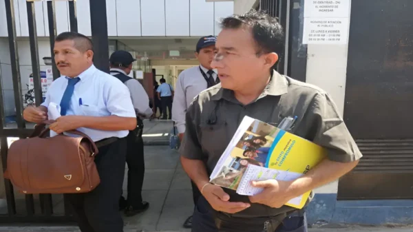 Fiscalía abre investigación por abuso de autoridad tras agresión a periodista