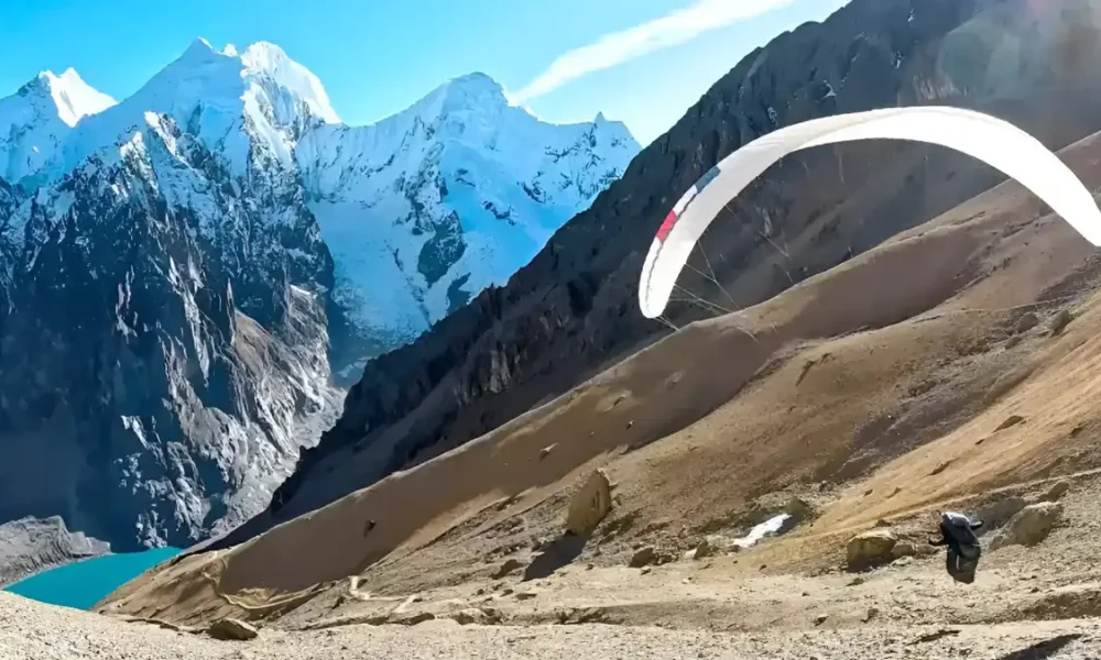 Martín Mesa sobrevuela la cordillera Huayhuash en parapente y logra un hito mundial