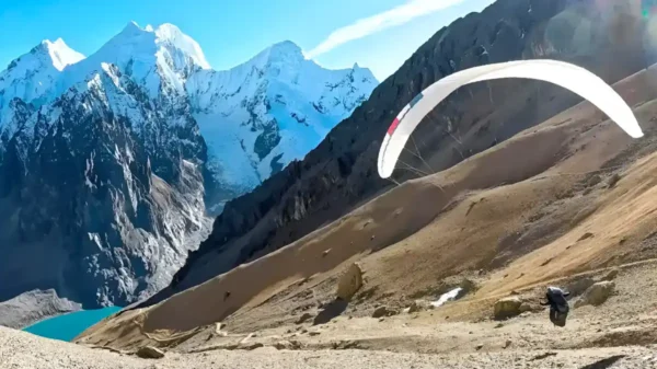 Martín Mesa sobrevuela la cordillera Huayhuash en parapente y logra un hito mundial