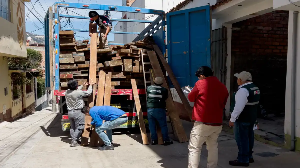 Operativo de Serfor en Chimbote contra el comercio de madera ilegal en Áncash
