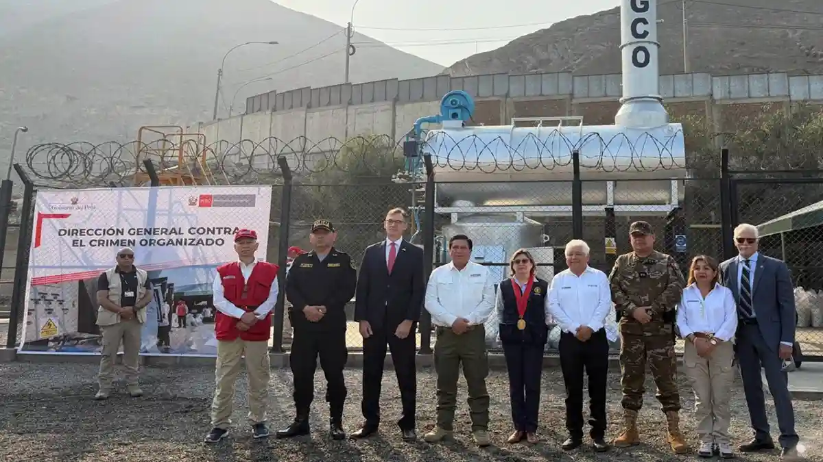Autoridades del Perú y Estados Unidos durante la incineración de drogas incautadas.