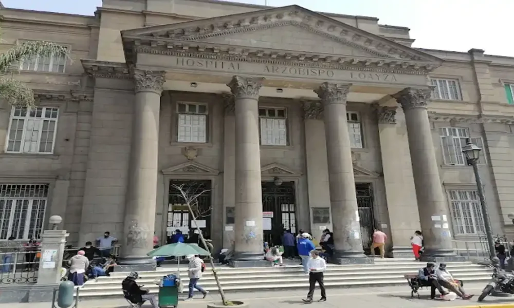 Cirujanos del Hospital Loayza realizan cirugía torácica de emergencia para retirar fierro del tórax