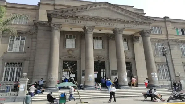 Cirujanos del Hospital Loayza realizan cirugía torácica de emergencia para retirar fierro del tórax