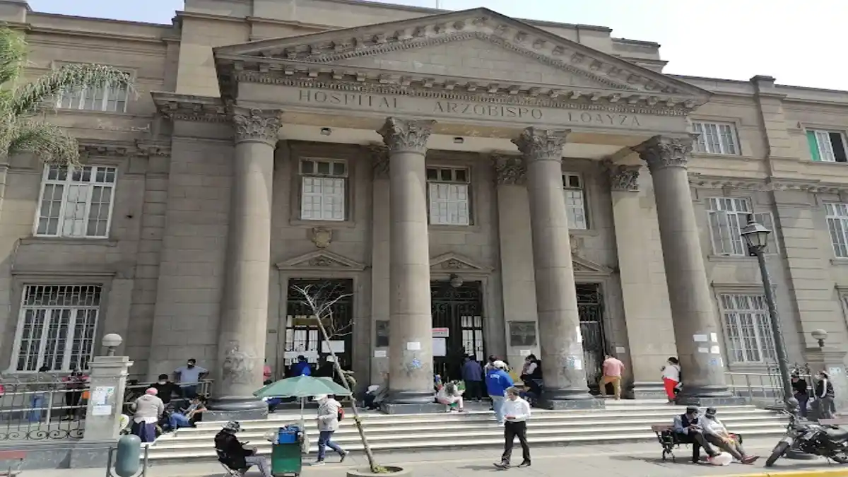 Cirujanos del Hospital Loayza realizan cirugía torácica de emergencia para retirar fierro del tórax