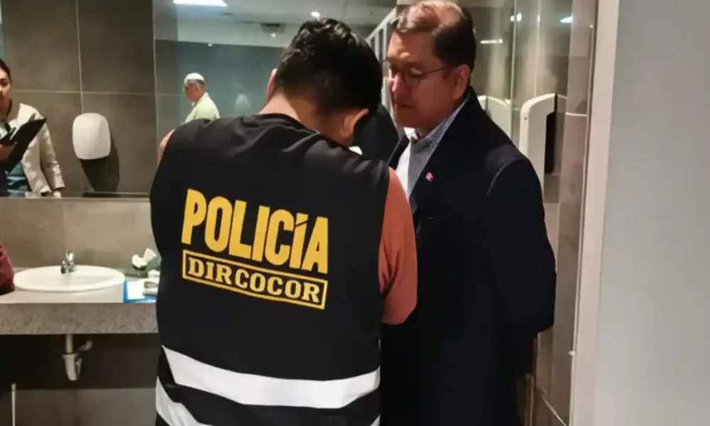 Fiscal detenido en flagrancia tras recibir soborno en baño de Miraflores