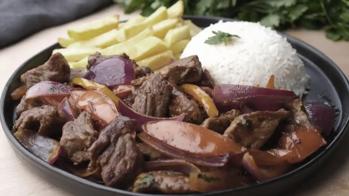 Lomo saltado, plato bandera de la gastronomía peruana reconocido por TastleAtlas